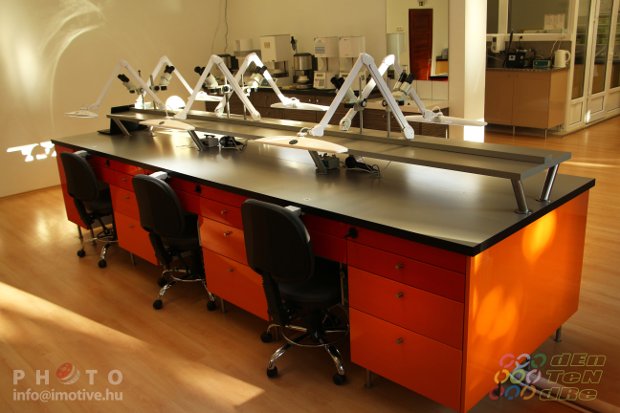 Az új laborunkban saját tervezésű és készítésű bútorok szolgálják az ergonomikus munkavégzést.-2