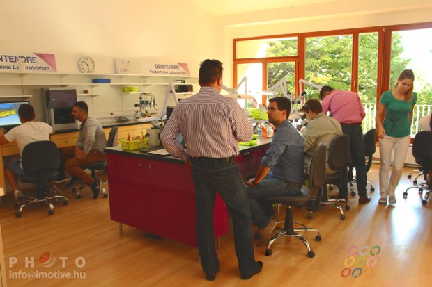 Az új laborunkban saját tervezésű és készítésű bútorok szolgálják az ergonomikus munkavégzést.-4